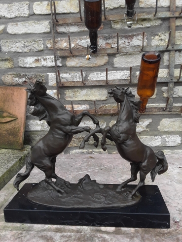 B140L 2 steigerende paarden.\nh:40cm
