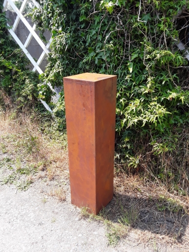 Z2: metalen zuil voor beeld.\nmaat: 25Ã—25Ã—100cm