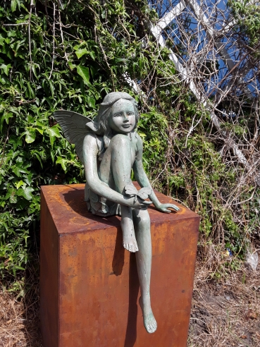 BR62: Elfje in brons.\nhoogte tot zitvlak: 30cm\ntotale hoogte: 60cm