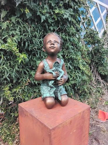 Jongen met kikker.\nfontein.