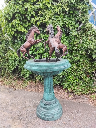 fontein met paarden\nh: 1,30m