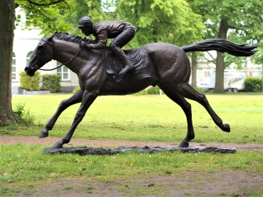 paard met ruiter.\nh: 2m