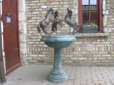 B1: fontein 3 paarden brons