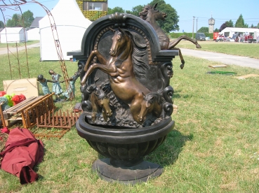 B7: fontein met 3 paarden brons