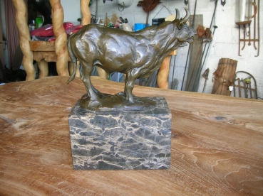 B44:Stier in brons op marmeren voet.