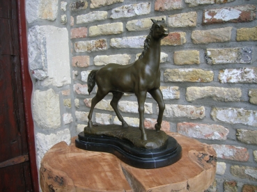 B60: paard op marmeren voet.