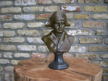 B67: Napoleon buste