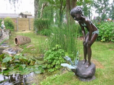 B81:Meisje met kikker.\nFontein
