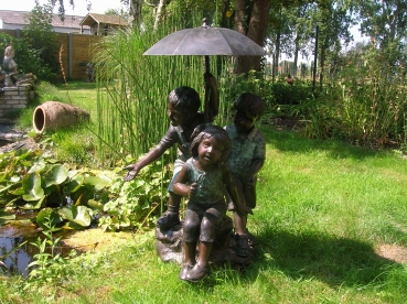 B96:Fontein 3 kinderen onder paraplu