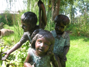 B94:FONTEIN 3 kinderen onder paraplu.