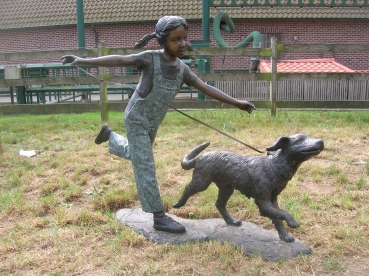 B0: Lopend meisje met hond.h:1m