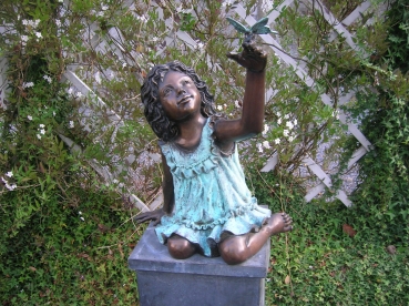 B134Meisje met vlinder.\nH:60cm