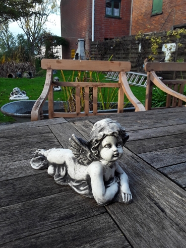 ST7: Engel liggend\nEngelen.