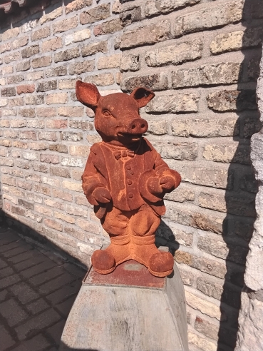 Beeld gietijzer.\nVarken.\nh: 48 cm