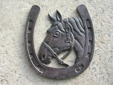 G27:Hoefijzer met paardenhoofd.\ndiam.:ong.30cm