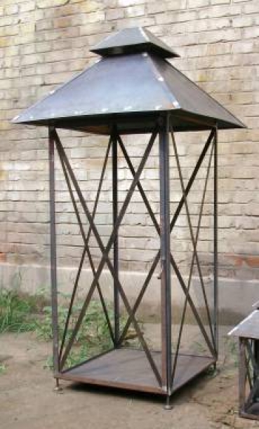 S1A:Reuze lantaarn in ijzer met glas.h:1.35m op 70cm. 220 euro