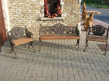 H1:bankstel in hout met gietijzeren onderstel