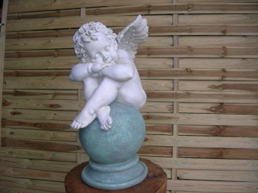 I19:Engel op bol in polyester.125 euro