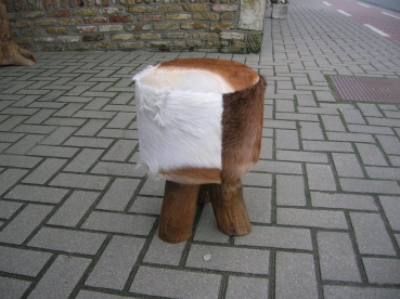 I35:Bijzetkruk in hout en geitenvacht.