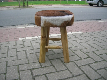 I37:Kruk in hout en geitenvacht.