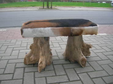 I44:Bank in hout en geitenvacht.