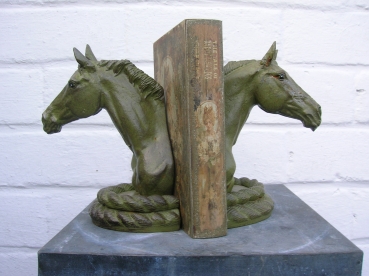 I45: boekensteunen paard. h:25cm