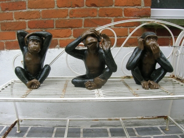 P23:Aapjes. \nHoren, zien en zwijgen.