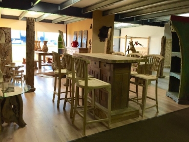 H69:Bartafel in hout met krukken.