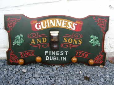 H98:Guinness kapstok.\n80 op 40cm. 45 euro